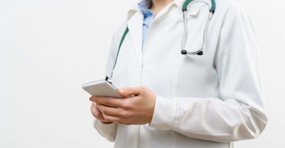 Прислать доктора. Врач и пациент. Прислать доктора. Прислать доктора. Медики на белом фоне.