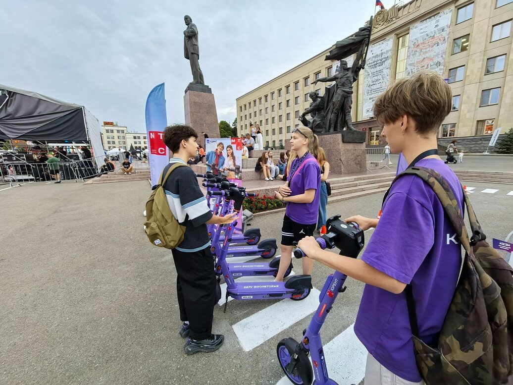 Подростки с самокатами МТС Юрент