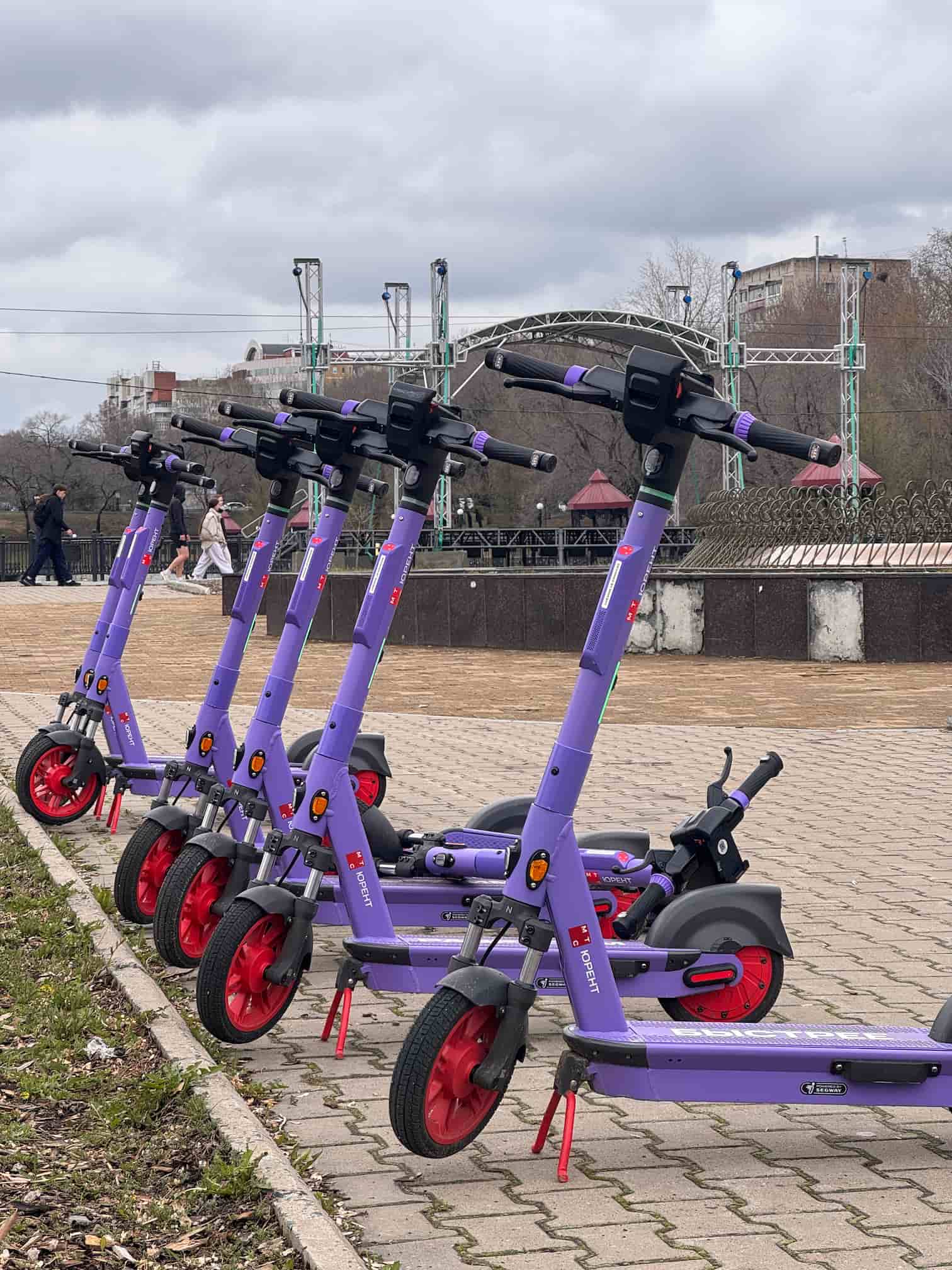 Ряд самокатов 2